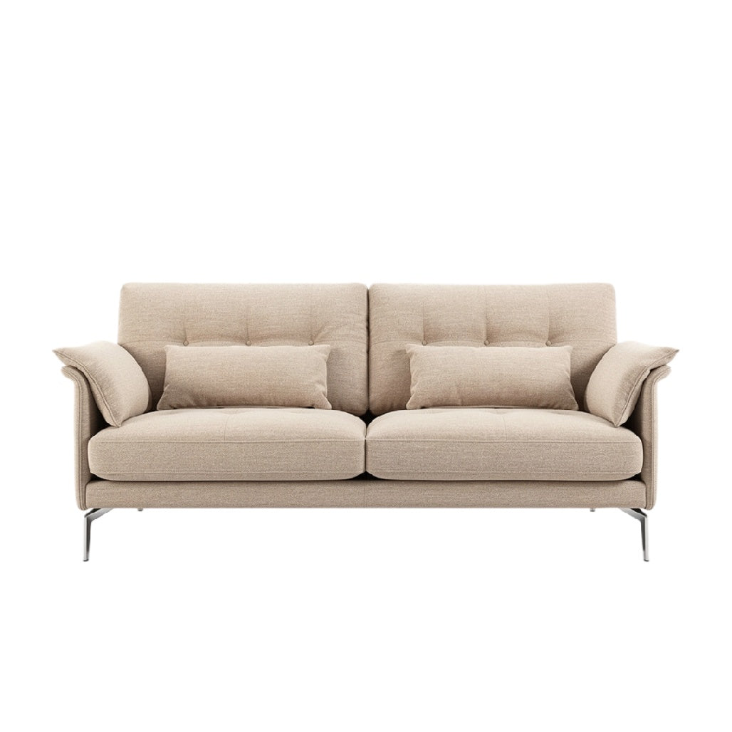 **Wygodna sofa z miękkimi poduszkami i metalowymi nogami**